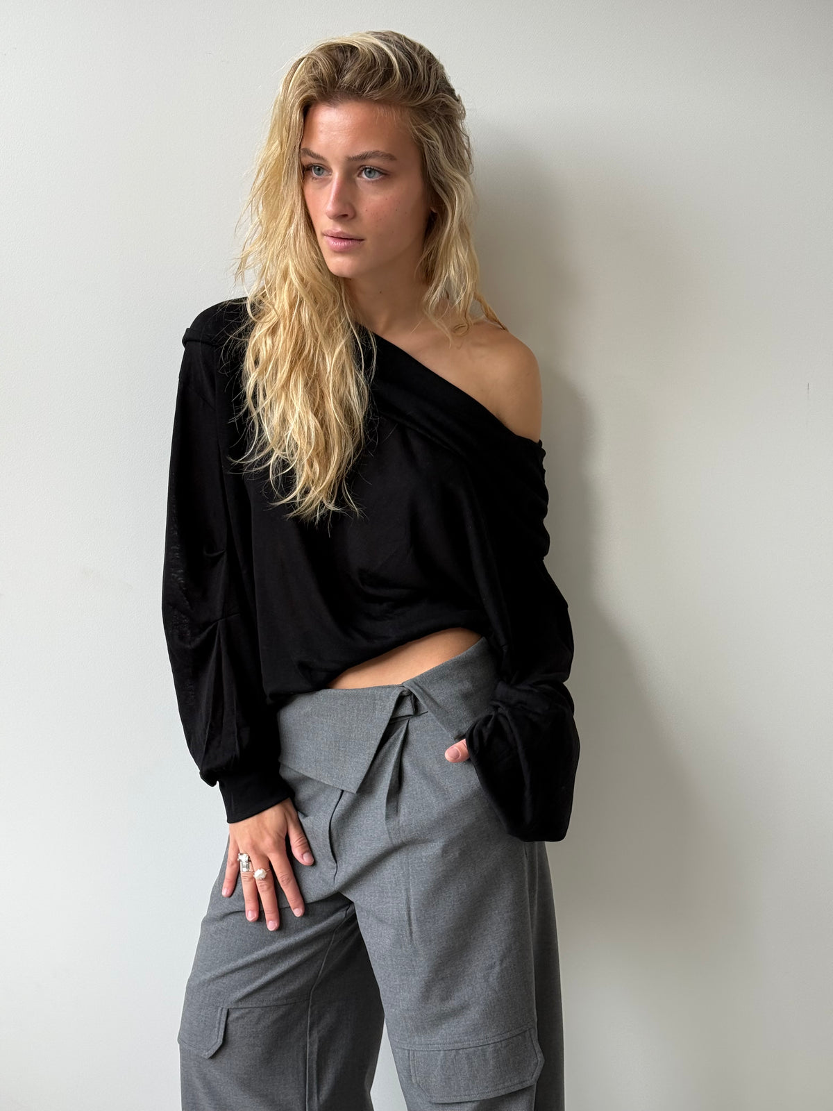 Arya | Off Shoulder Hoodie Knit - Black