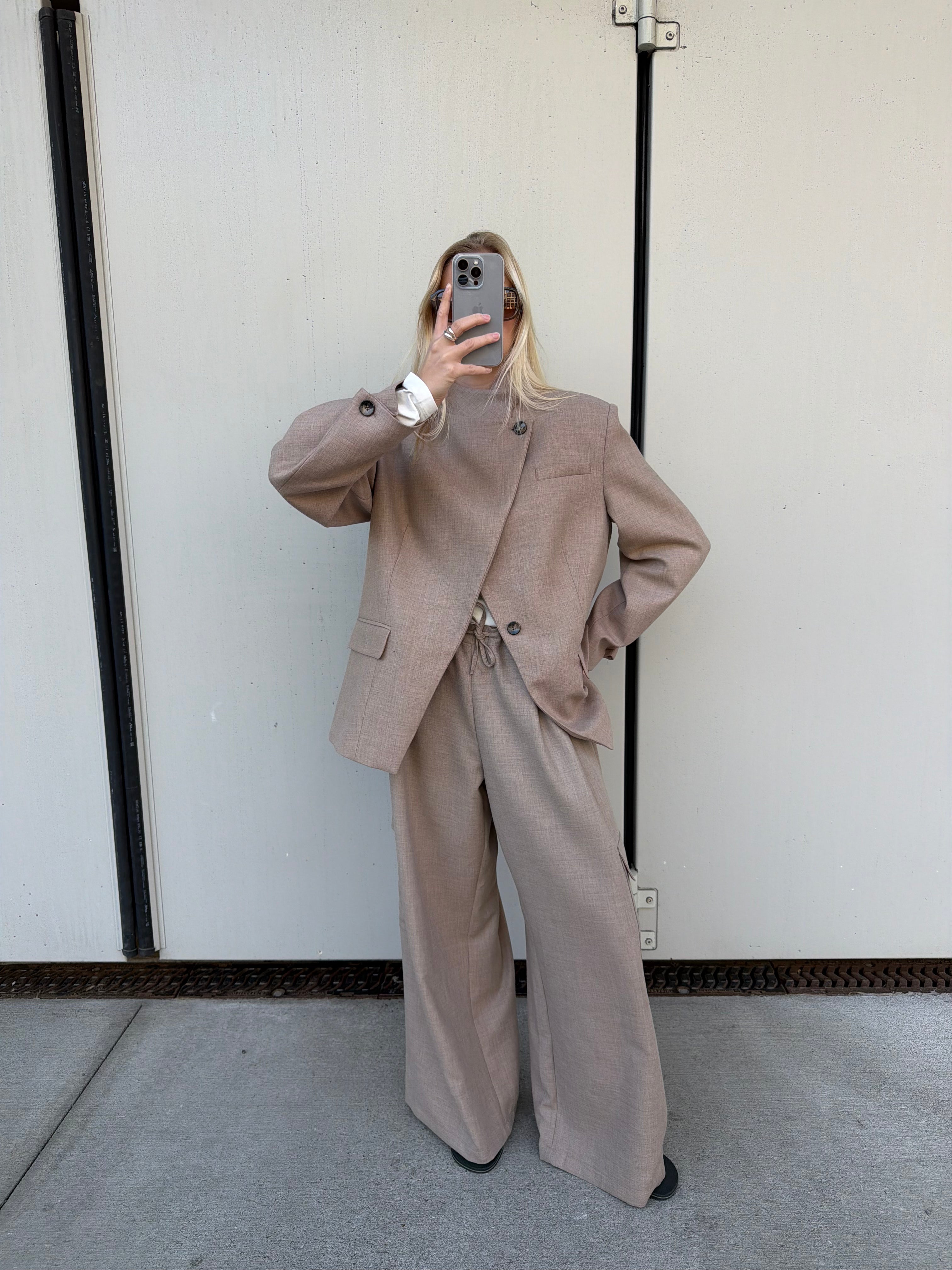 Ellie | Collar Blazer With Pleated Cuffs - Beige