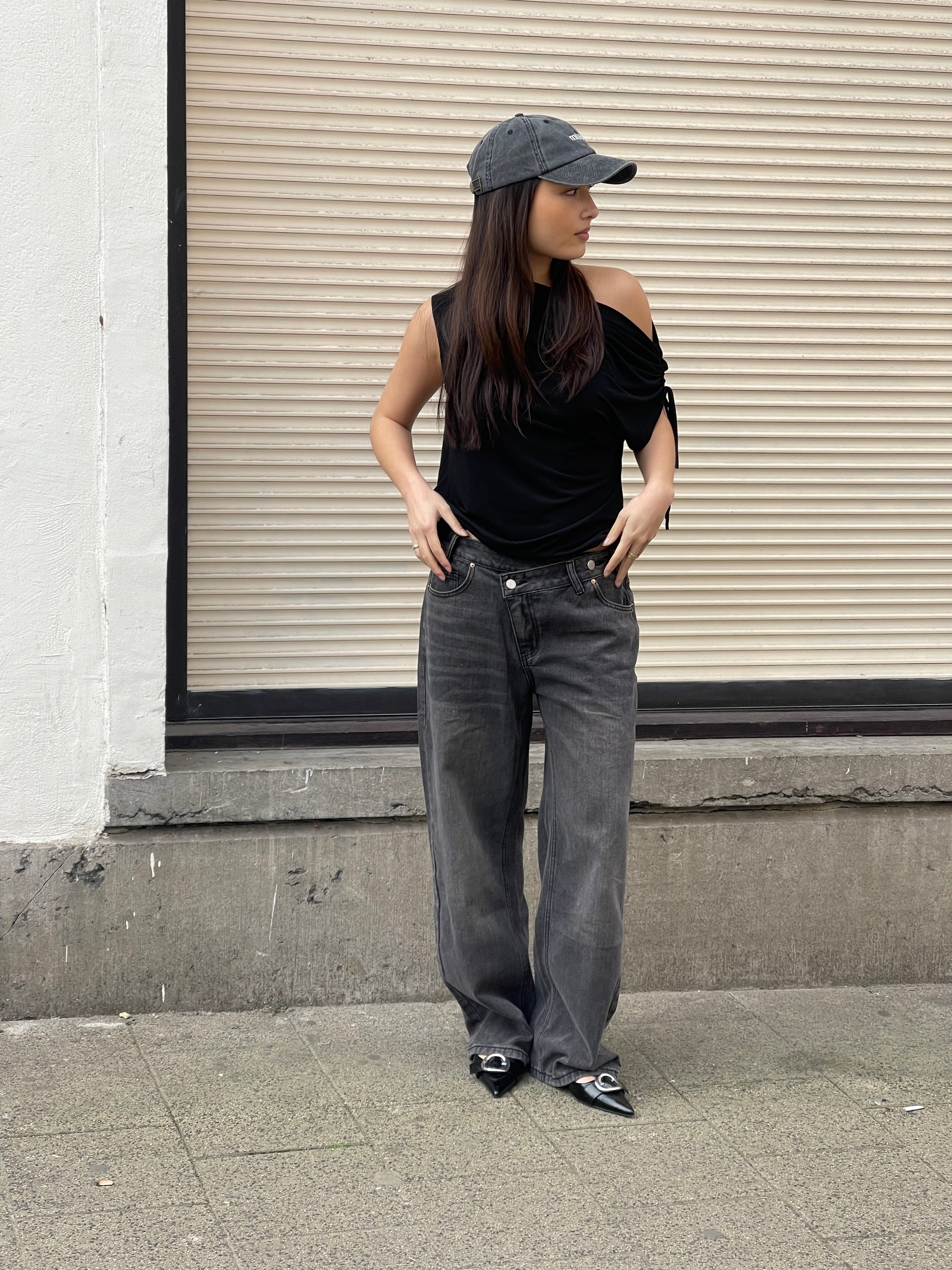 Pierce | Assymetric Washed Jeans Grey