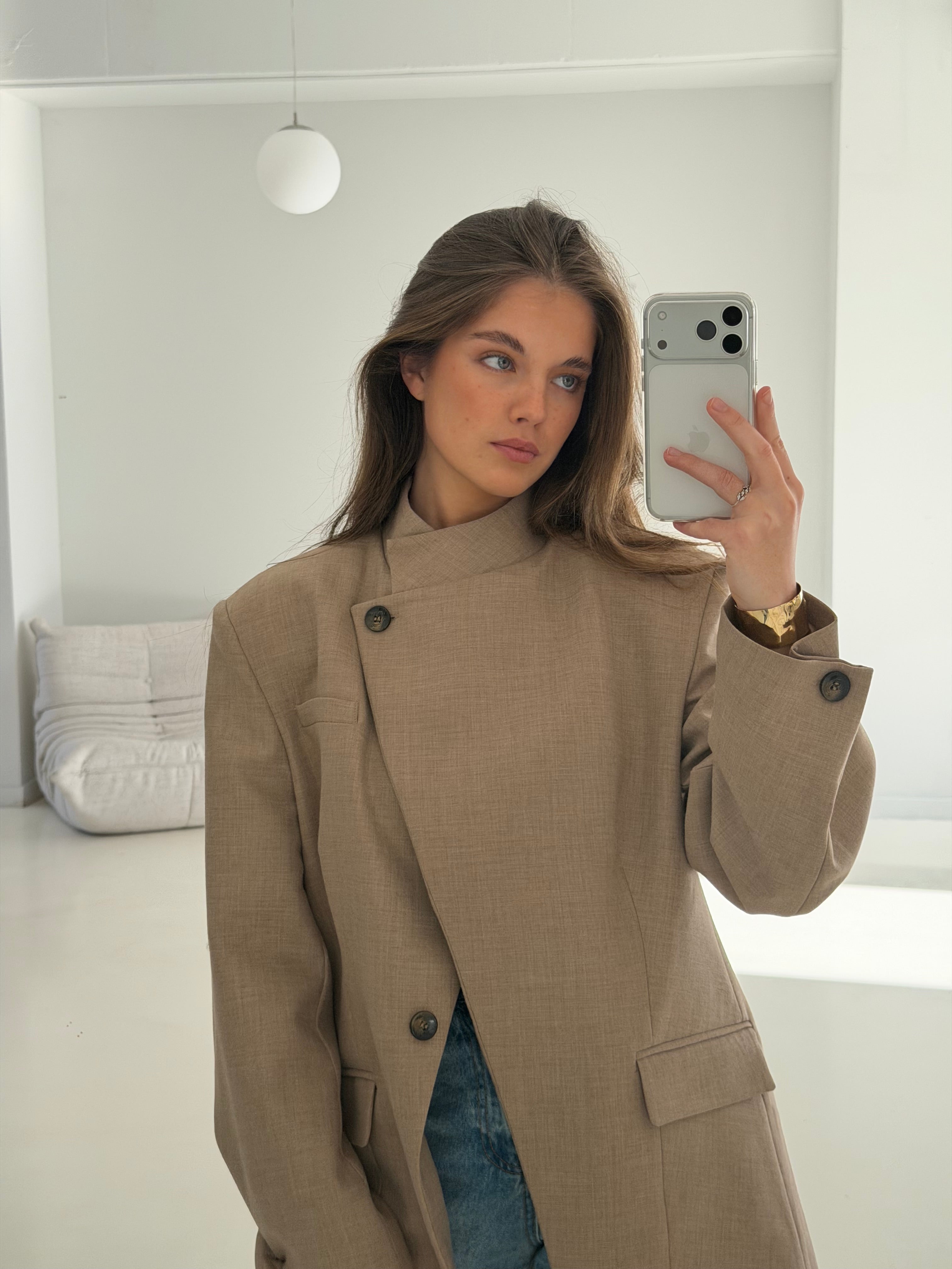 Ellie | Collar Blazer With Pleated Cuffs - Beige