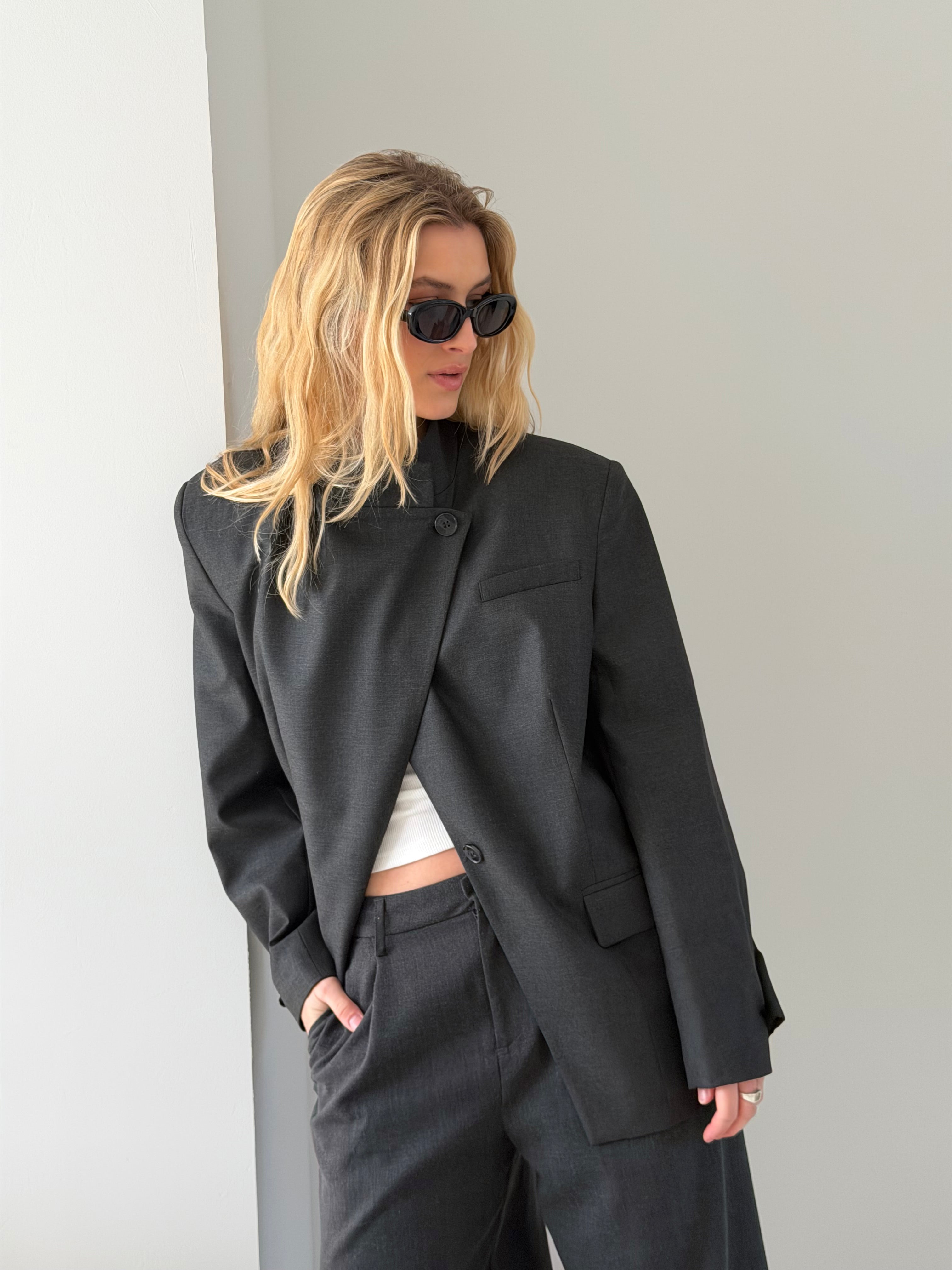 Ellie | Collar Blazer With Pleated Cuffs - Dark Grey