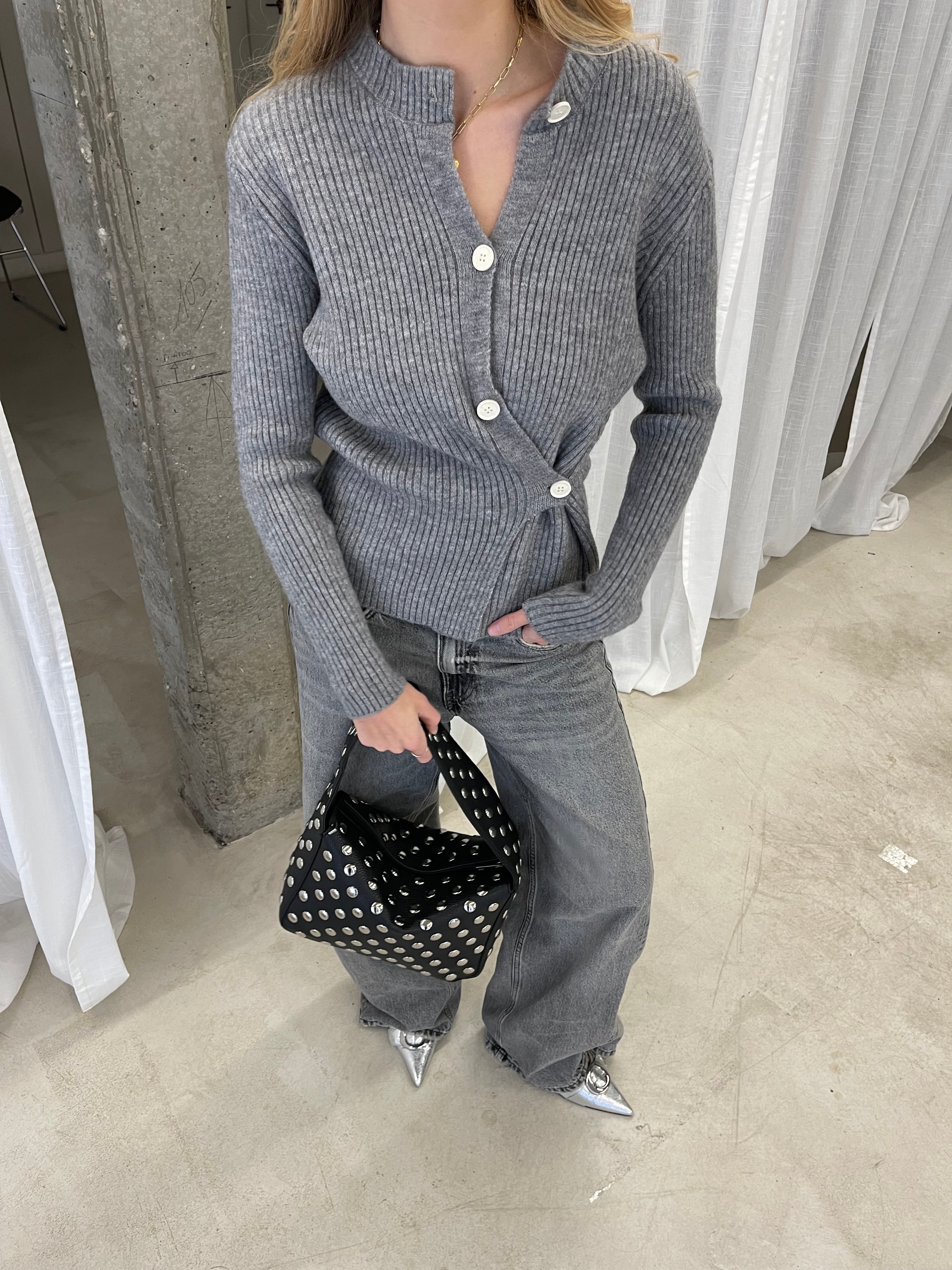 Byron | Side Buttoned Pull Grey