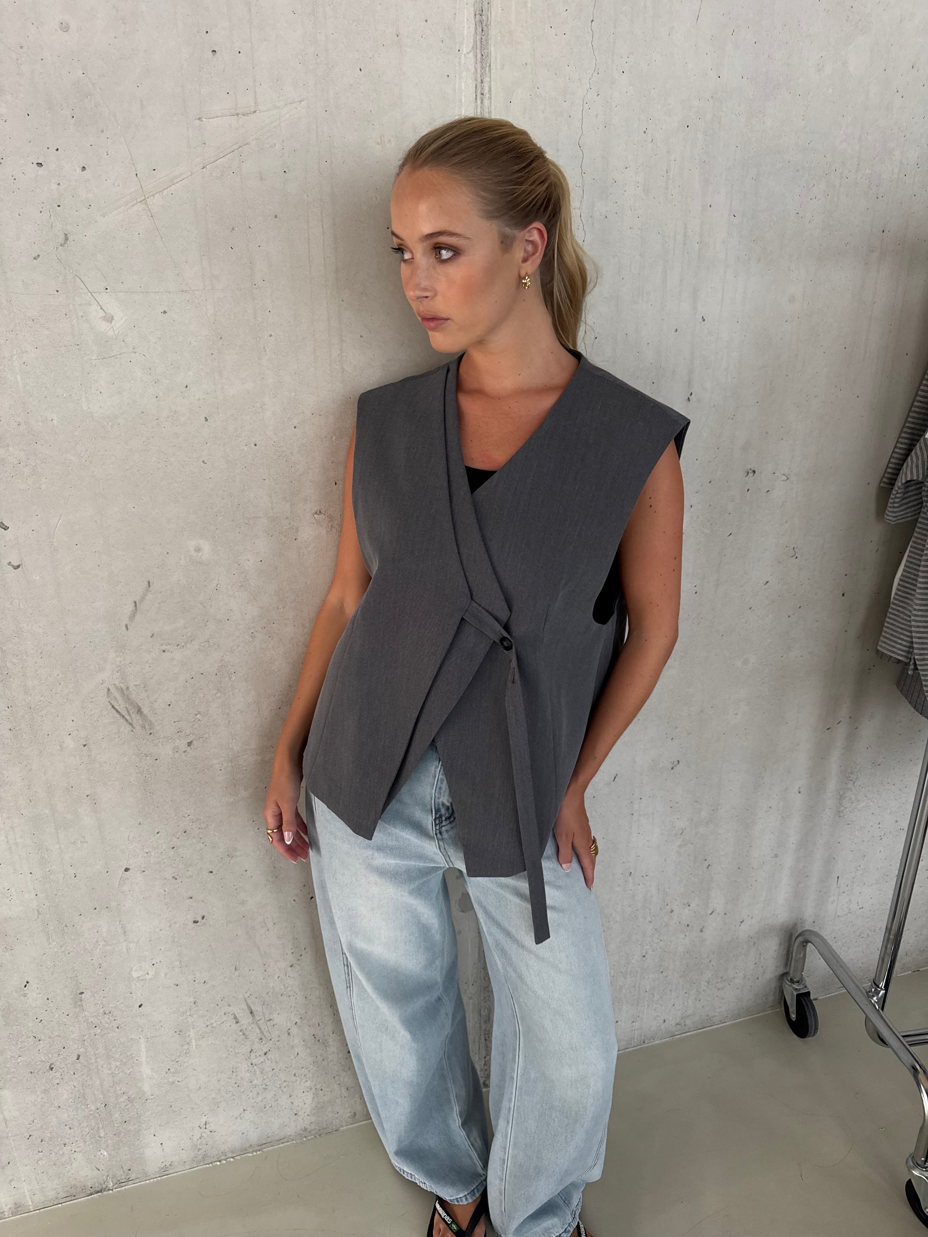 Ezra | Sleeveless Blazer