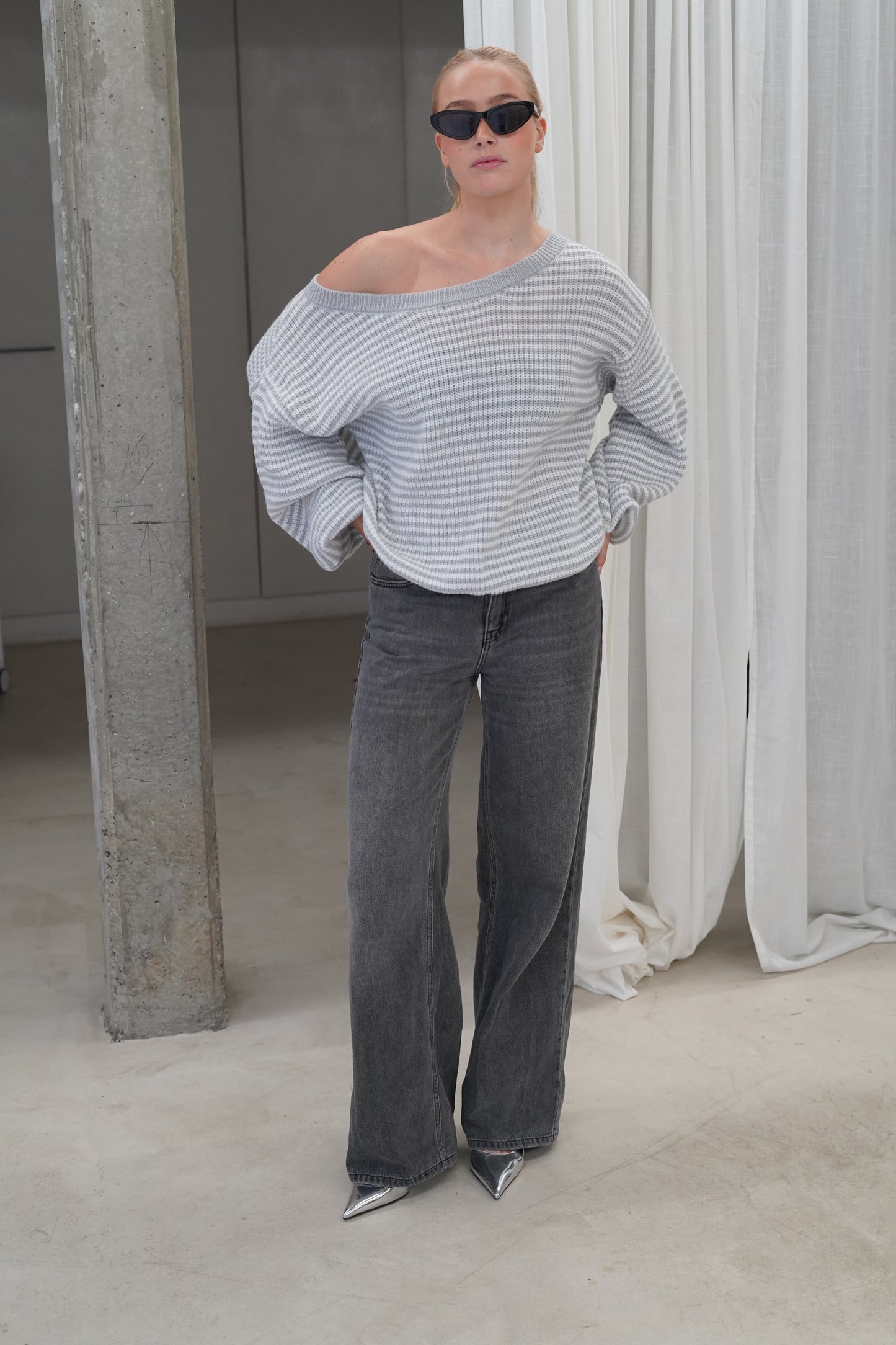 Byna | One Shoulder Striped Sweater Grey