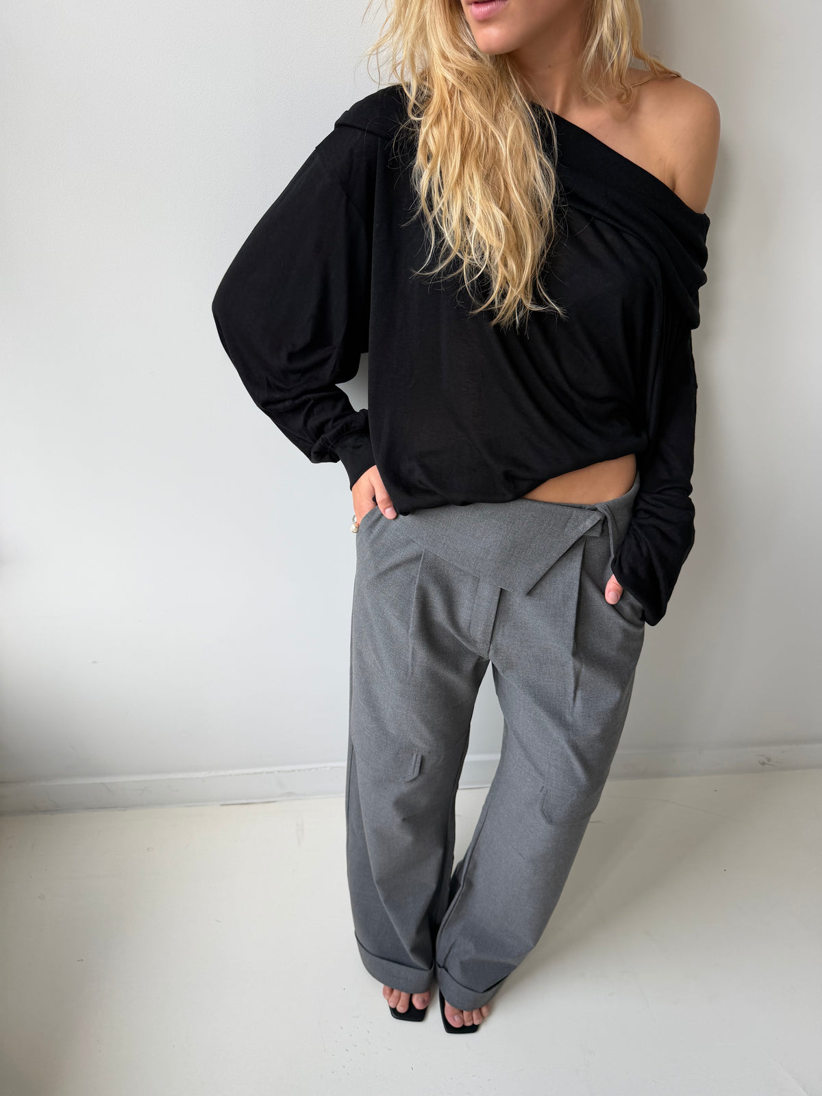 Arya | Off Shoulder Hoodie Knit - Black