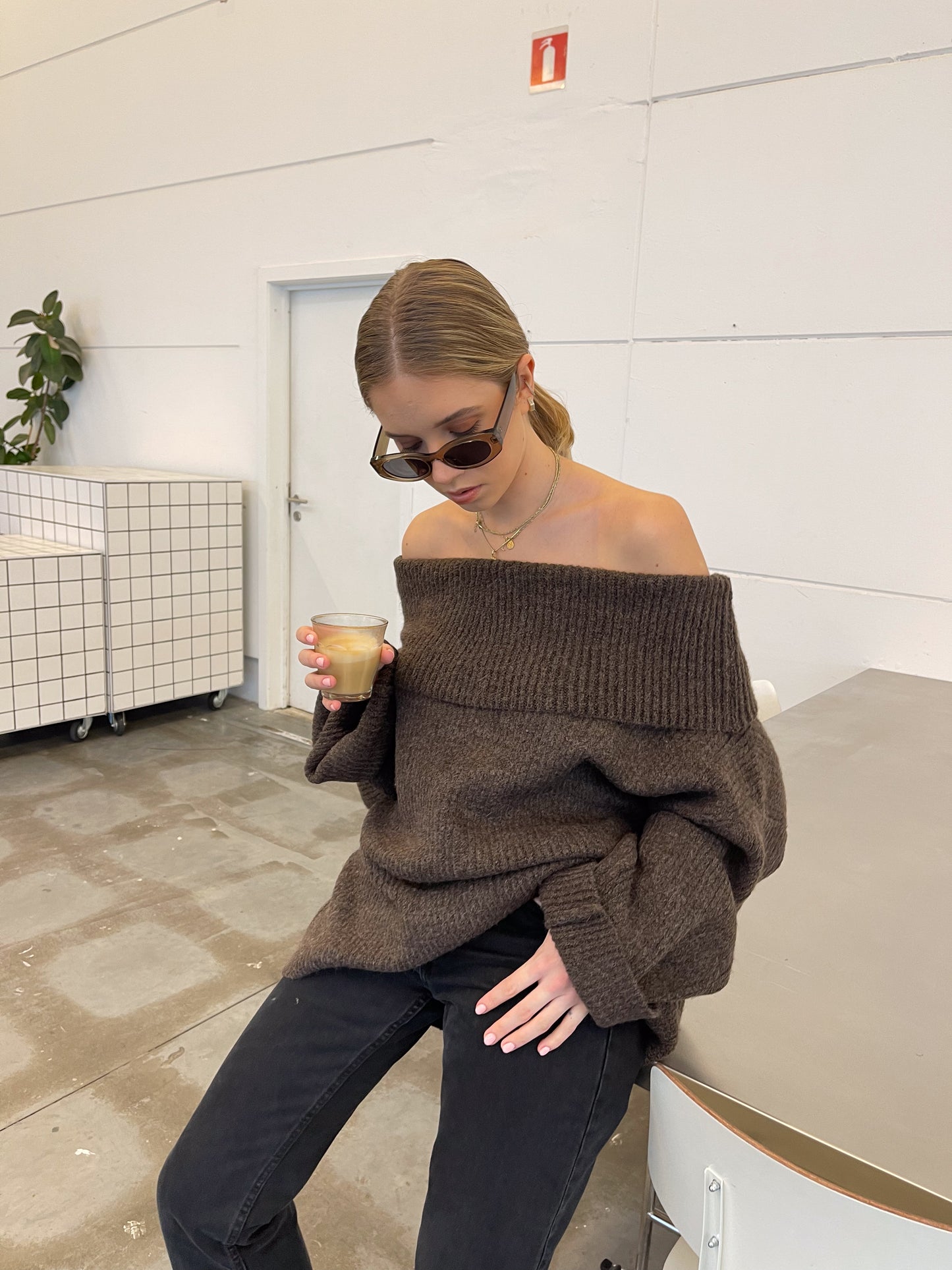 Berry | Oversized Off Shoulder Pull Brown