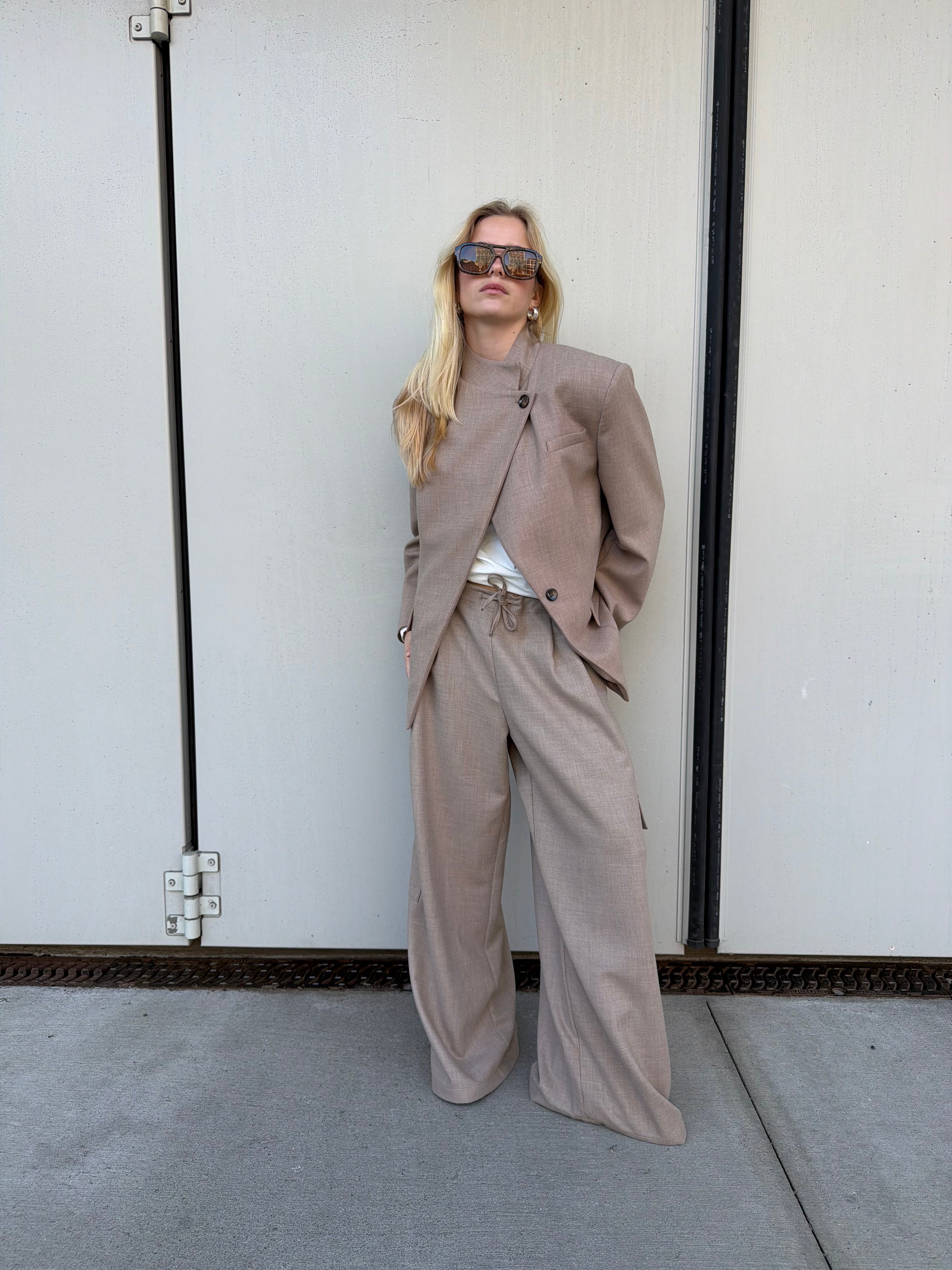 Ellie | Collar Blazer With Pleated Cuffs - Beige