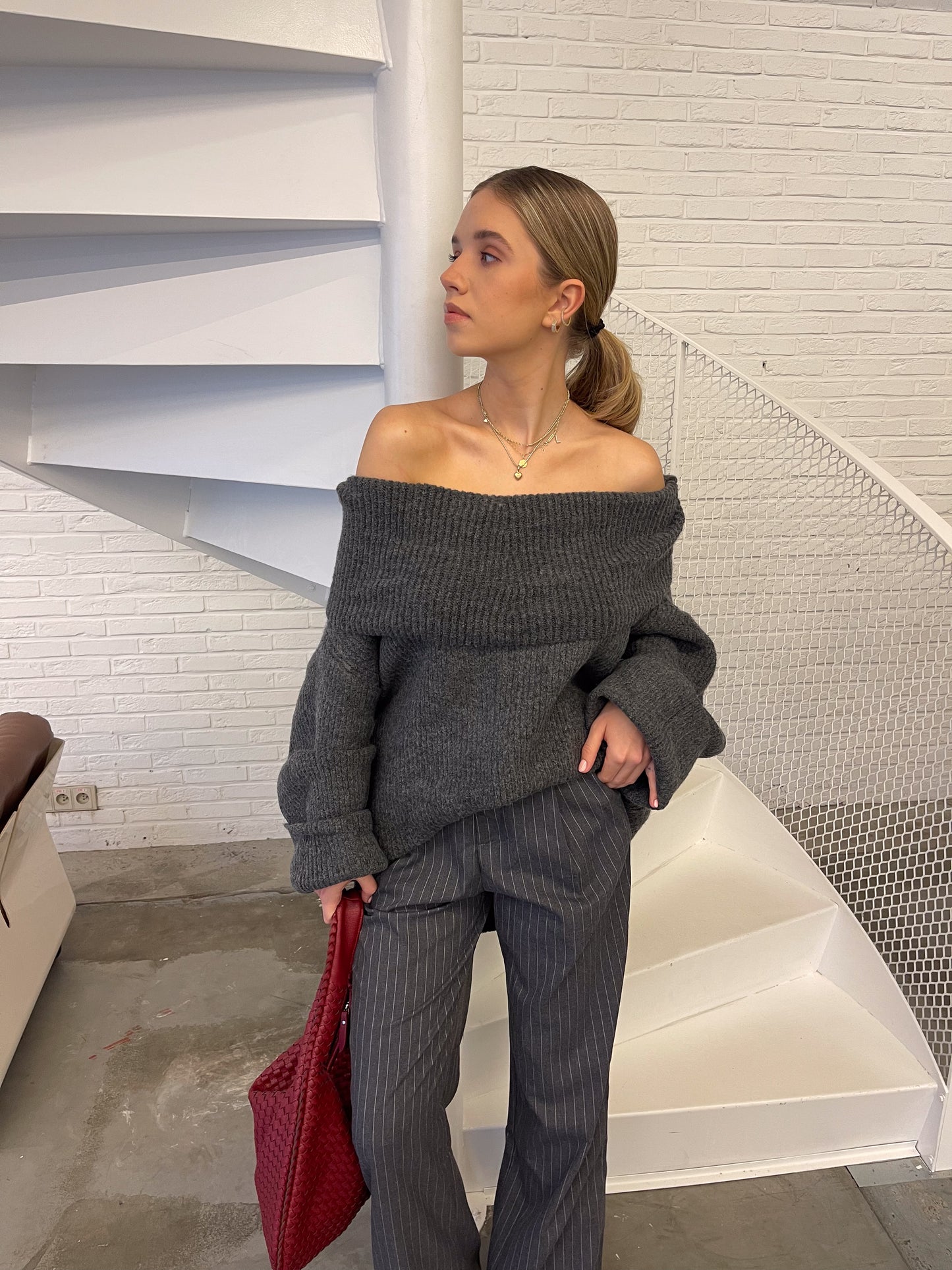 Berry | Oversized Off Shoulder Pull Grey